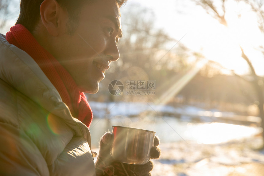 坐在雪地里的男人图片