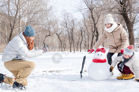 欢乐家庭在雪地里照相高清图片