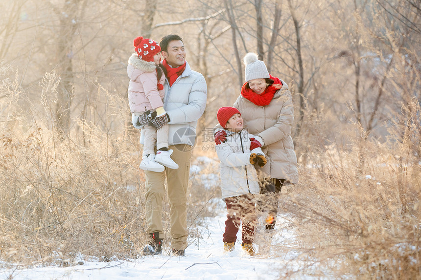 快乐家庭在雪地里散步图片