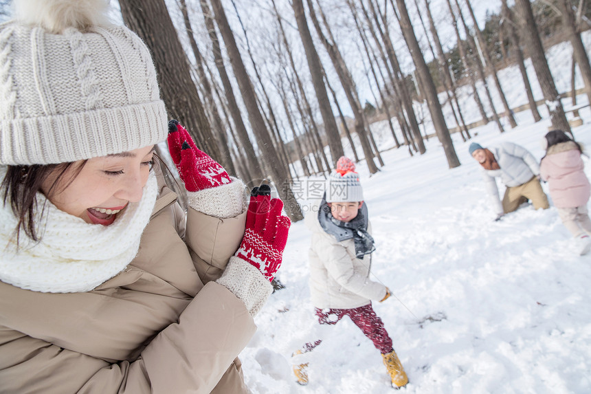 雪地里打雪仗的快乐家庭图片