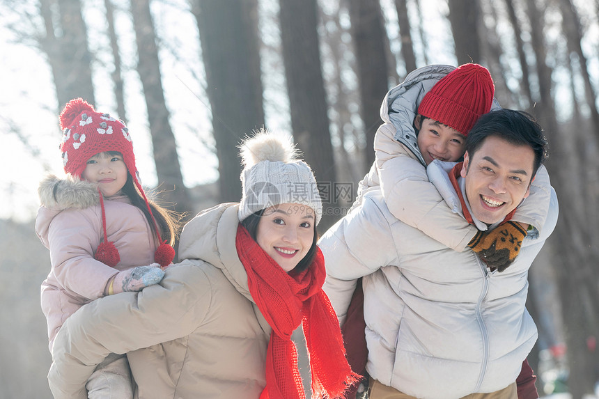 雪地里玩耍的快乐家庭图片