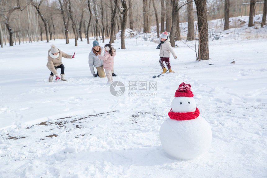 快乐的一家人在雪地里玩耍图片