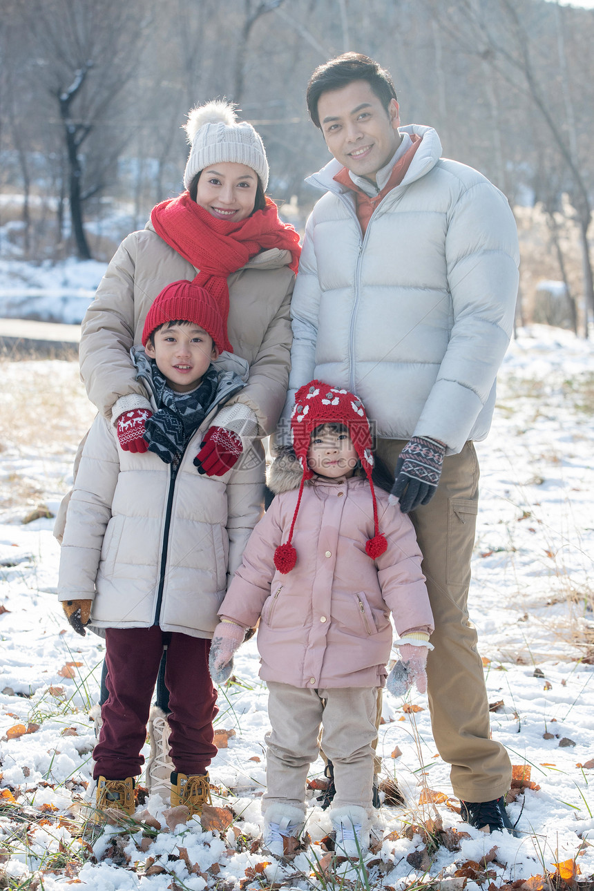 在雪地里玩耍的一家人图片