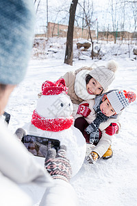 欢乐家庭在雪地里照相高清图片