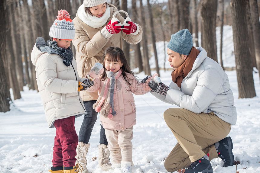 雪地里玩耍的一家人图片