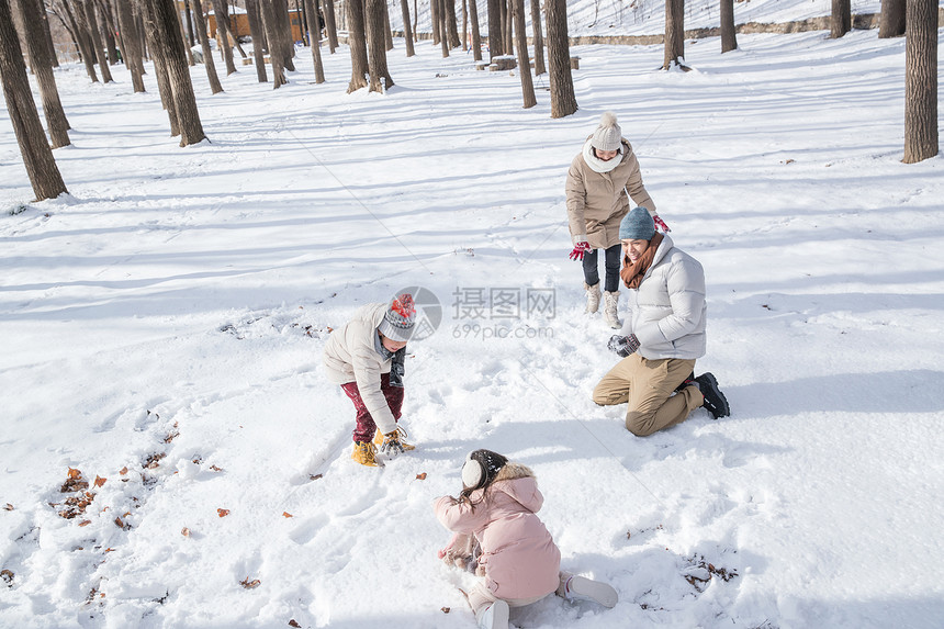 雪地里打雪仗的一家人图片