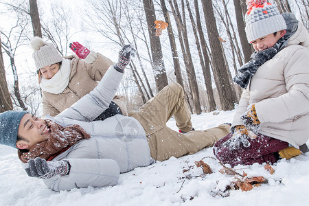 躺着乘凉男孩打雪仗的快乐家庭背景