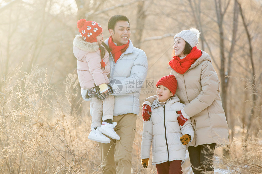 快乐家庭在雪地里散步图片