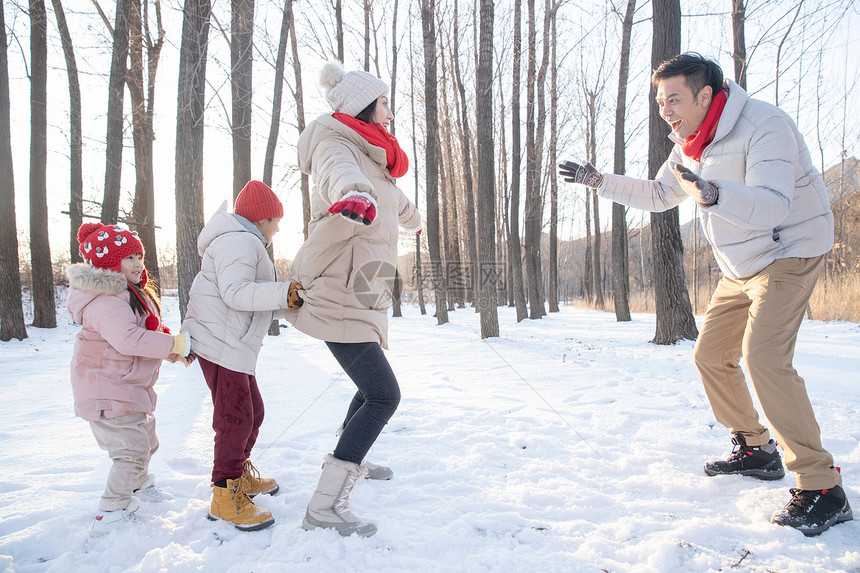 雪地里做游戏的快乐家庭图片