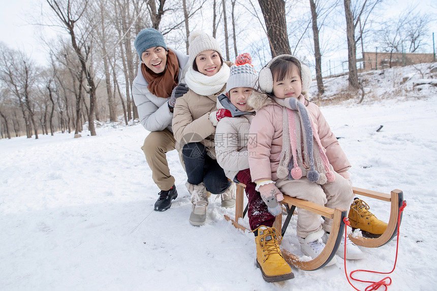 欢乐的一家人坐在雪橇上图片