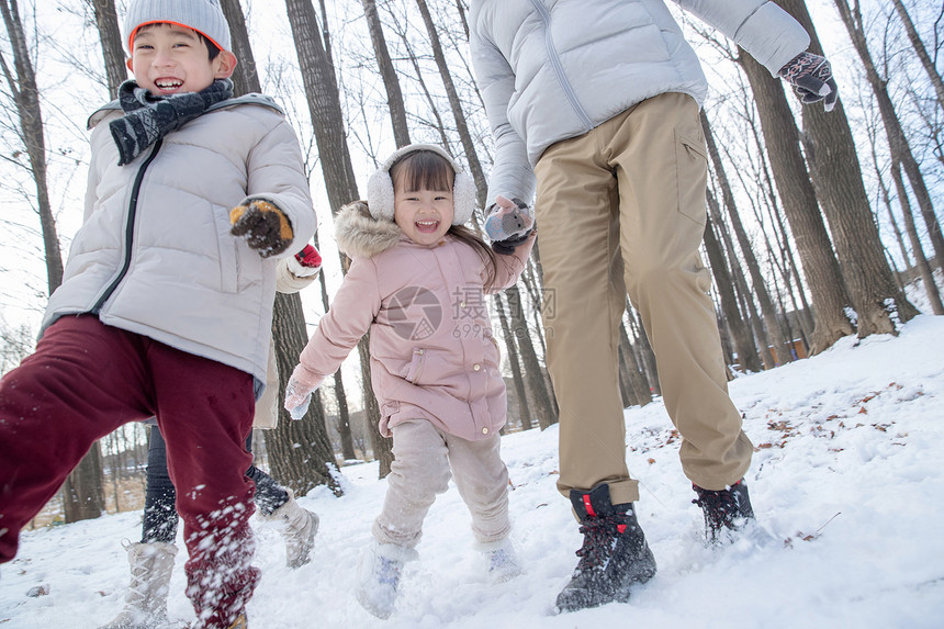 爸爸和孩子们在雪地里玩耍图片