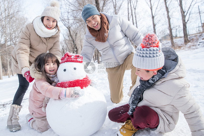 欢乐家庭在雪地里堆雪人图片