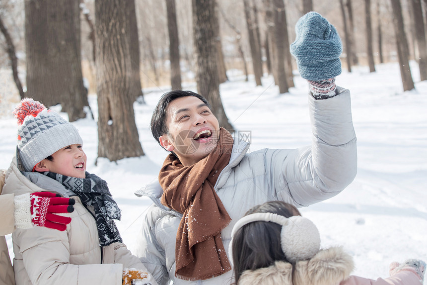 雪地里玩耍的一家人图片