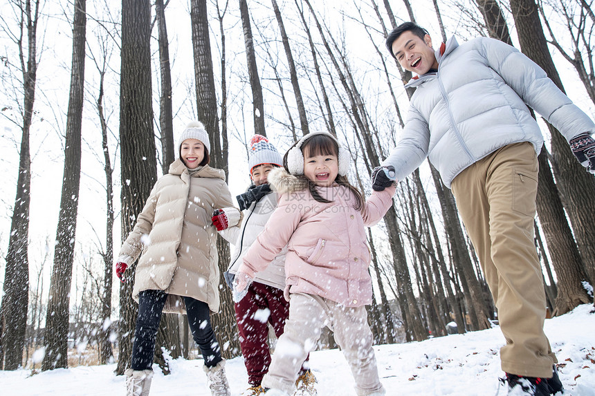 在雪地里玩耍的一家人图片