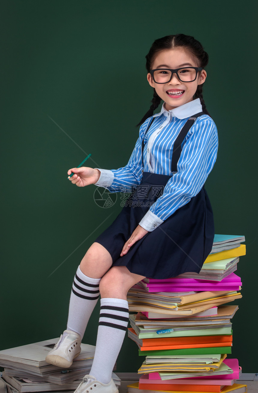 穿着校服的小学女生图片