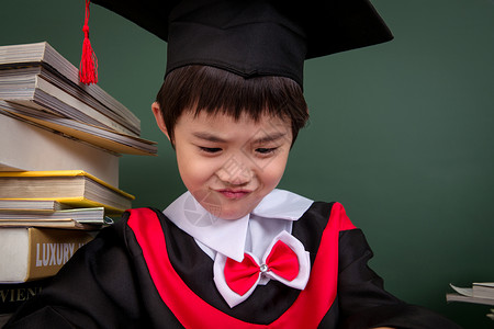 穿着学士服的小学男生高清图片