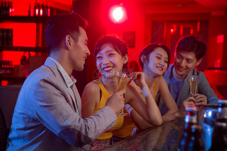 青年人在酒吧聚会图片