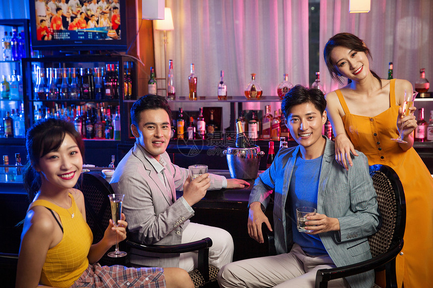 青年人在酒吧聚会图片