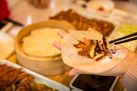 筷子摄影年轻人吃烤鸭背景