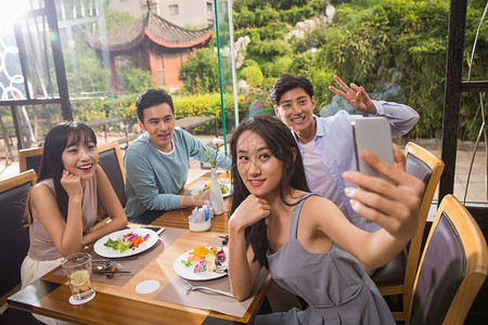 互联网社会青年人在餐厅聚餐背景