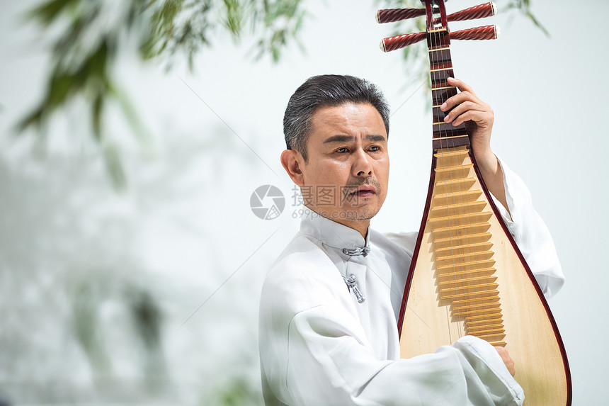 男艺术家在弹琵琶图片