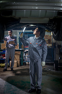 专业的汽车修理人员维修车间高清图片素材