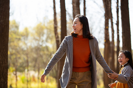 幸福母女户外玩耍图片