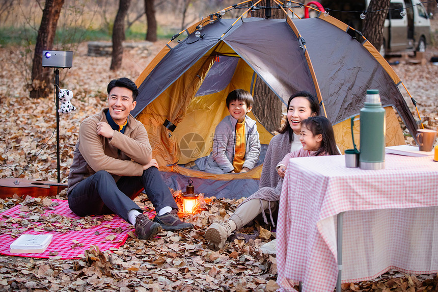 幸福家庭在户外露营图片