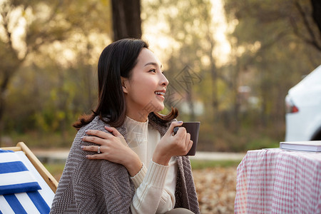 青年女人露营高清图片