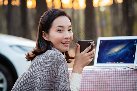 全程无忧青年女人户外露营背景