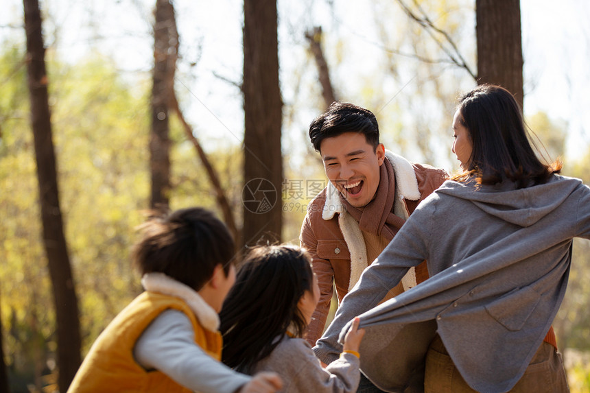 幸福家庭在户外做游戏图片