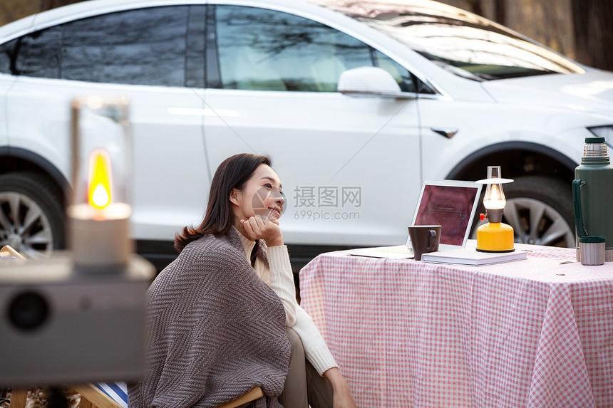 秋天青年女人在户外露营图片