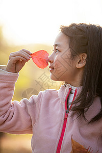 秋天户外玩耍的小女孩图片