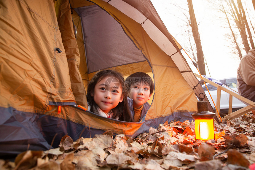户外郊游帐篷里的儿童图片