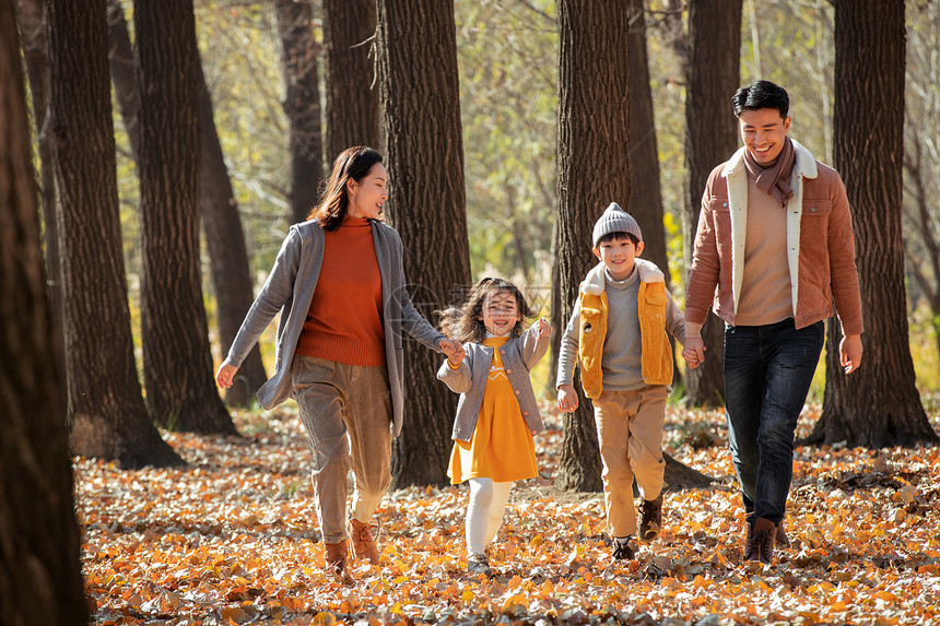 秋天幸福家庭在户外散步图片