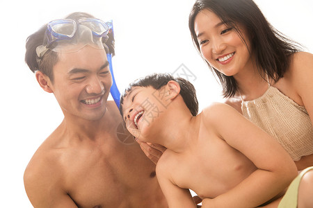 夏天游泳的男人幸福家庭在沙滩上玩耍背景