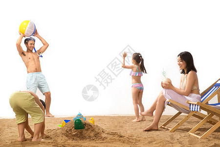 铲子玩具幸福家庭在沙滩上玩耍背景