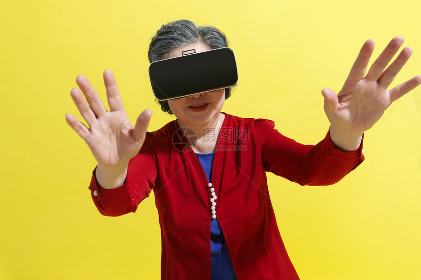 快乐的老年人戴着VR眼镜图片