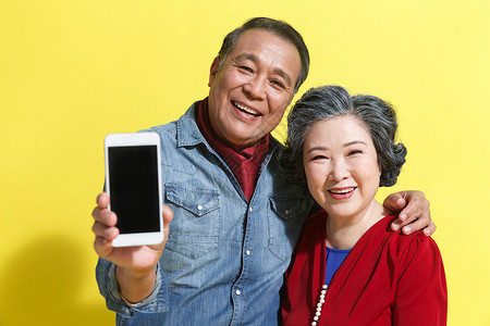 老年夫妇展示手机图片