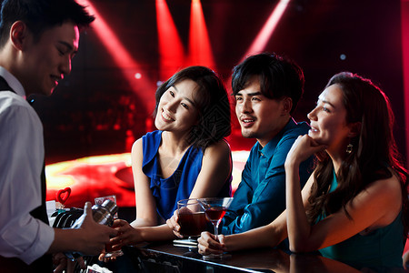 快乐的青年人在酒吧喝酒生活方式高清图片素材