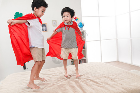 两个男孩扮演超人图片