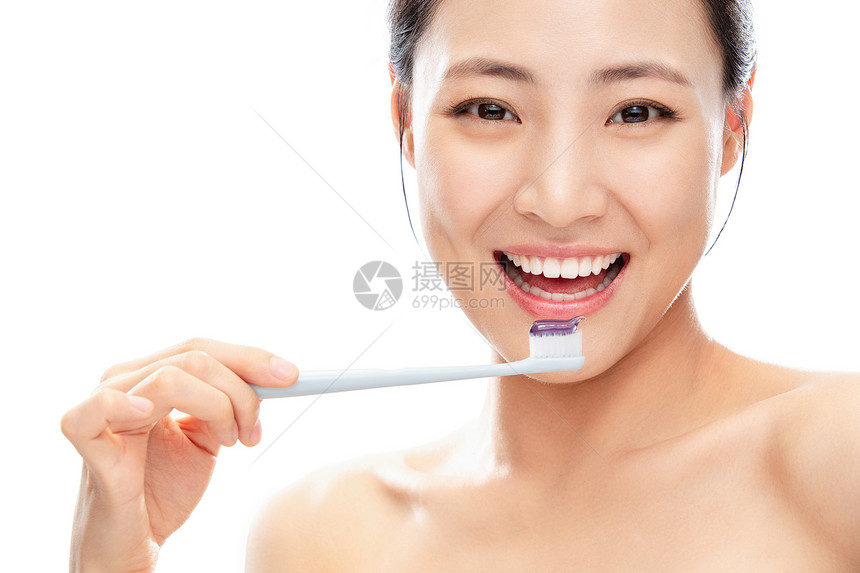 漂亮的青年女人刷牙图片