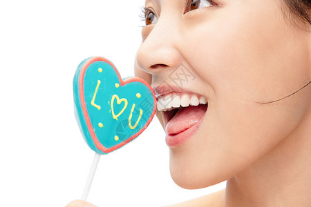 舌头口腔健康拿着心型棒棒糖的青年女人背景