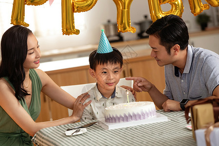 欢乐的一家三口庆祝生日高清图片