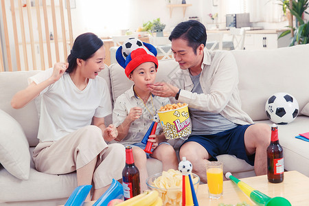 快乐的一家人边看电视边吃零食图片