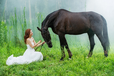 草地上漂亮的青年女人和马高清图片