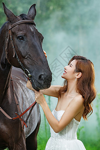 漂亮的年轻女人和马高清图片