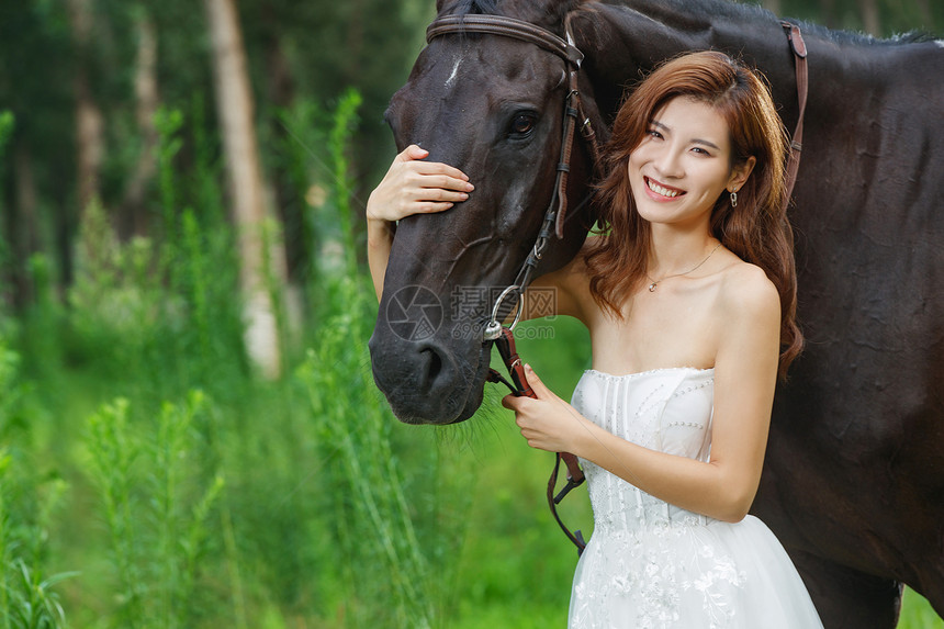 草丛里漂亮的青年女人和马