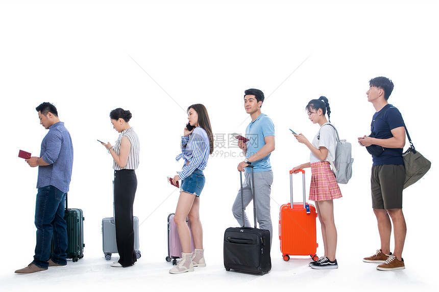 拿着行李排队等候的旅客图片