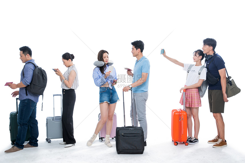 拿着行李排队等候的伴侣旅客图片